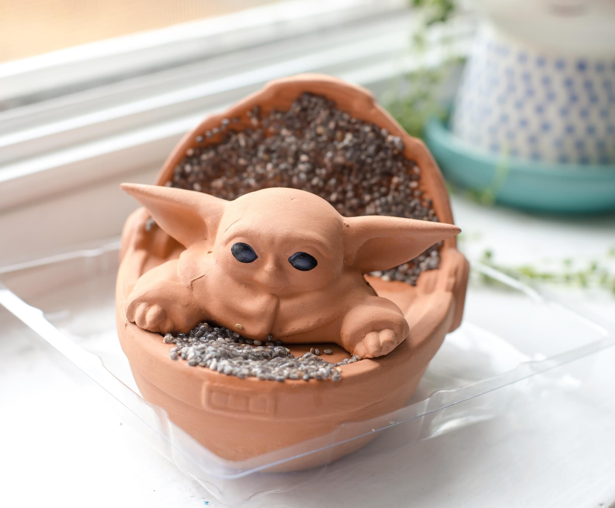 Chia -Pet Planter Decorat Pottery Sunlight Fast-Growing Seed Pack- Star  Wars Yoda the Child- Orange 
