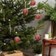 thumbnail image 4 of Juego de Bolas Navideñas Antiguas | Adorno Navideño Colgante para Árbol de Navidad | 6 Bolas Rojas de Pvc | Tamaño: 8 Cm | Acabados: Brillante, Mate y con Purpurina | Paquete de Regalo Navideño, 4 of 6