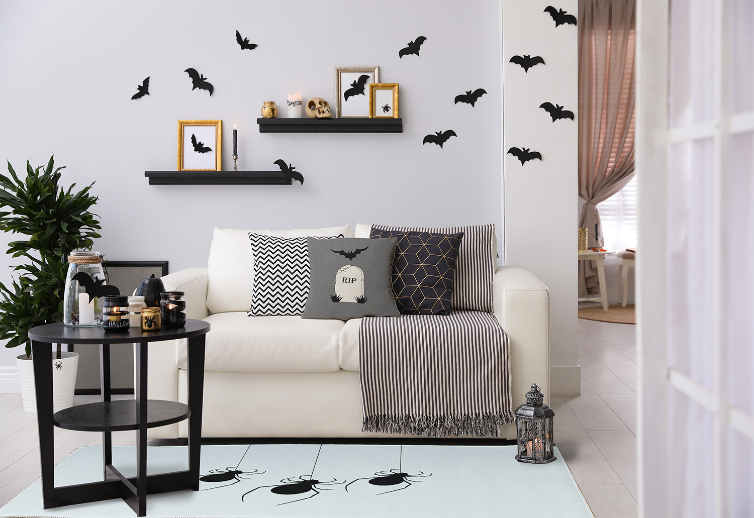 Simply Daisy Hanging Spiders White Halloween Chenille Area Rug, 3' x 5'