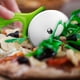 thumbnail image 4 of Cuchillo para ruedas de pizza de acero inoxidable | Cortador circular para pizza con mango ergonómico de ABS • Cuchilla afilada resistente al óxido • Funda protectora • Herramienta de repostería, 4 of 7
