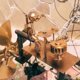 thumbnail image 5 of Fiudx Molino de Viento Hecho a Mano, Escultura Única de Baterista Steampunk, Arte Eólico, Diseño Mejorado con Forma de Guitarra, Decoración para Jardín, Patio y Césped, Regalo para Amantes de La Músi, 5 of 6