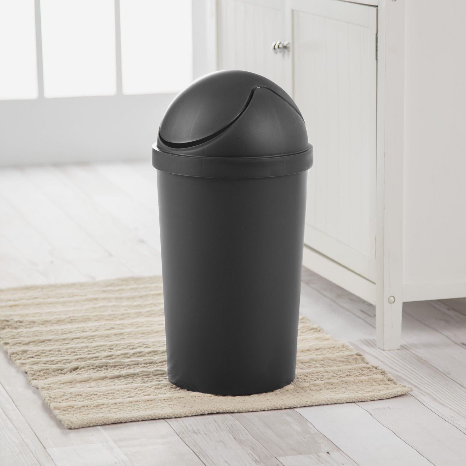 Poubelle avec couvercle basculant Sterilite de 11,4 L en noir 11,4 L