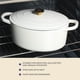 thumbnail image 4 of Crock Pot Artisan Olla holandesa ovalada de hierro fundido de 7 cuartos con tapa - Blanco lino con perilla dorada, 4 of 5