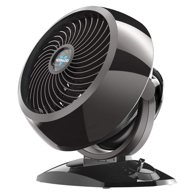 ventilador circulador de aire para toda la habitación con pedestal vornado con altura ajustable ventilador negro Vornado en vista 3/4 con rejilla en espiral y logo en el centro; hélices profundas y cono guía visibles, base ancha con control de 2 velocidades y bisagra de inclinación para flujo direccional tipo circulación Vortex que alcanza hasta 75 pies; compacto, adecuado para sala u oficina y a menudo usado para mejorar la ventilación localizada en escritorios o estanterías.
