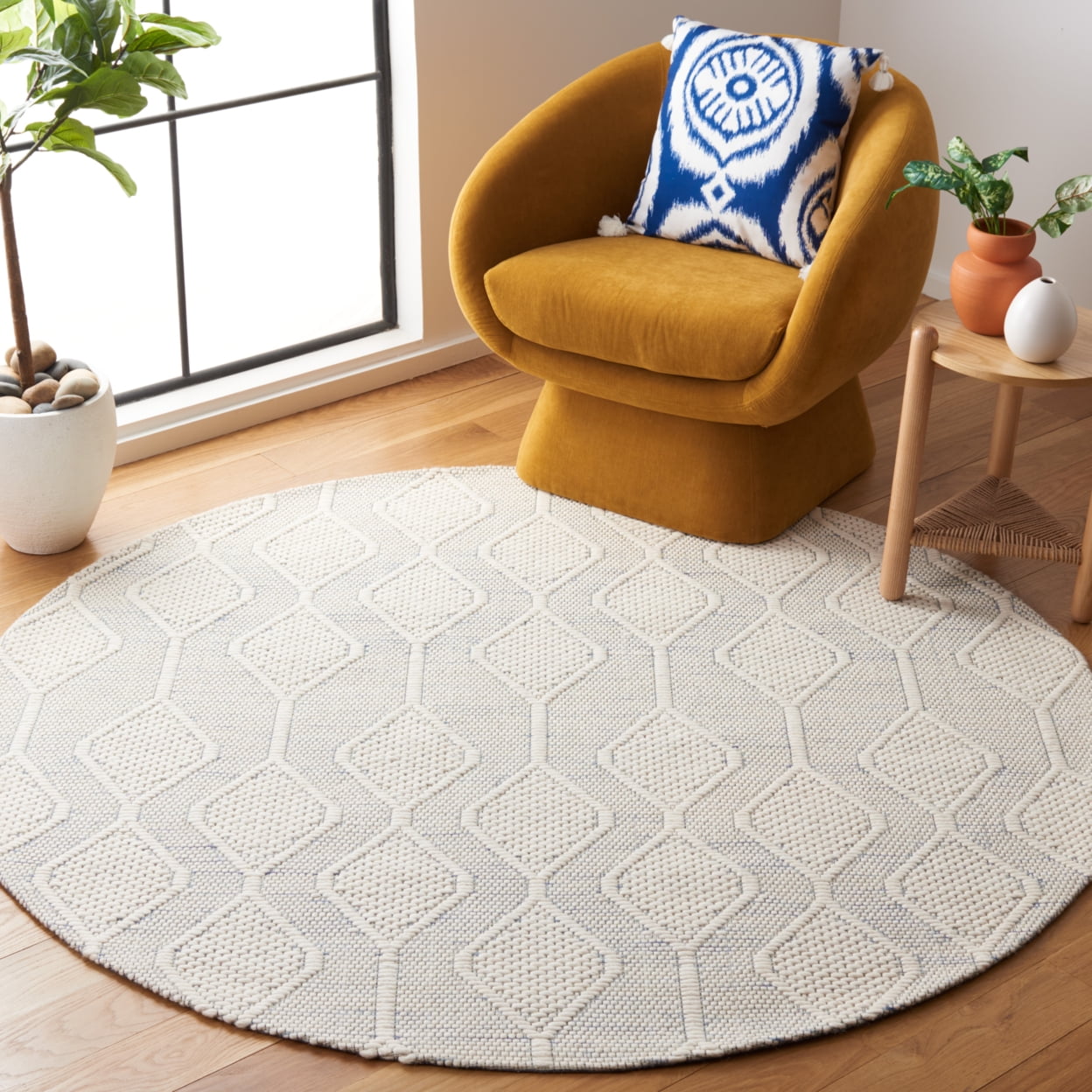 SAFAVIEH Marbella Sharalyn Bordered Area Rug, Ivory/Blue, 6' x 6' Square