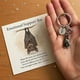 thumbnail image 1 of Llavero de murciélago colgante con tarjeta con versículo inspirador | Colgante de metal para llaves, bolsos y carteras | Regalo de aliento para fortalecer y resiliencia en tiempos difíciles, 1 of 3
