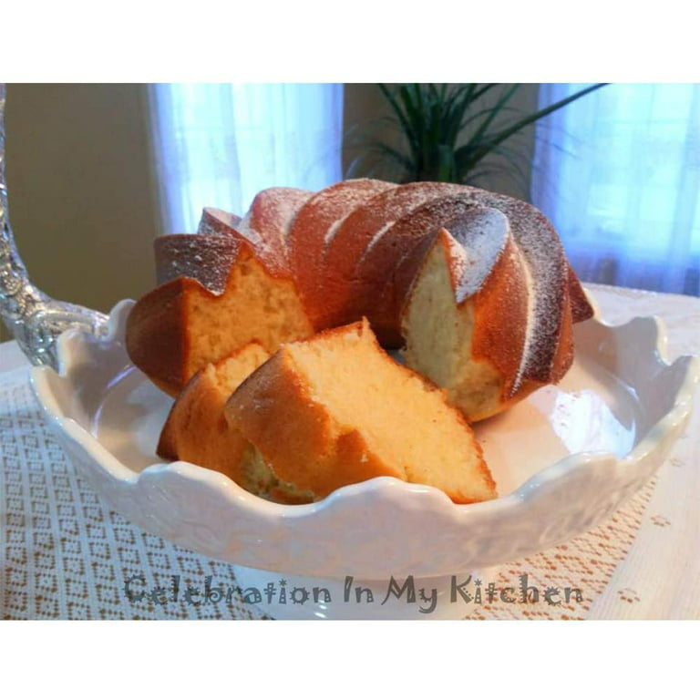 Silicone Bundt Pan by Boxiki Kitchen | Professional Non-Stick Pound Mold for Baking Bundt Cake, Pound Cake, Bread | FDA Approved Silicone w/ Heavy