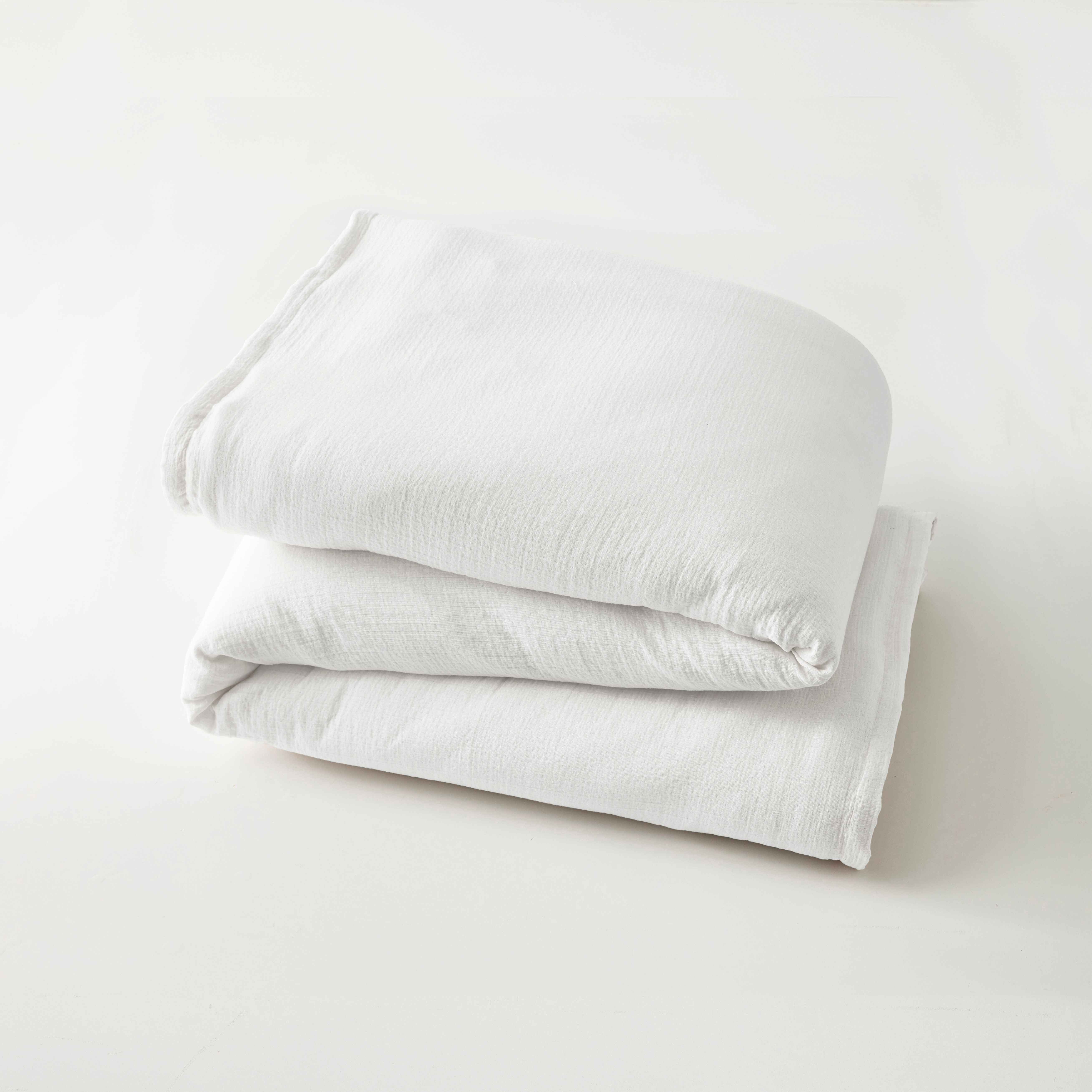 Better Homes & Gardens 3-Piece Arctic White Crinkled Gauze Duvet Set, Adult Double/Queen, Corner & side interior ties. Hidden Button Closure. Envelope Closure on Shams.