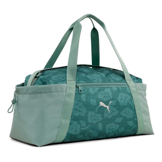maleta puma at ess lace sports unisex 091357-01 verde sin talla bolsa deportiva PUMA, vista frontal 3/4 con asas dobles y tirantes ajustables; cuerpo verde con estampado floral tonal, cierre superior con cremallera, bolsillo frontal con cremallera y logo PUMA blanco, bolsillos laterales con forro elástico; dimensiones 50.5 x 22 x 26 cm, 24 L; adecuada también como bolsa de gimnasio o fin de semana.