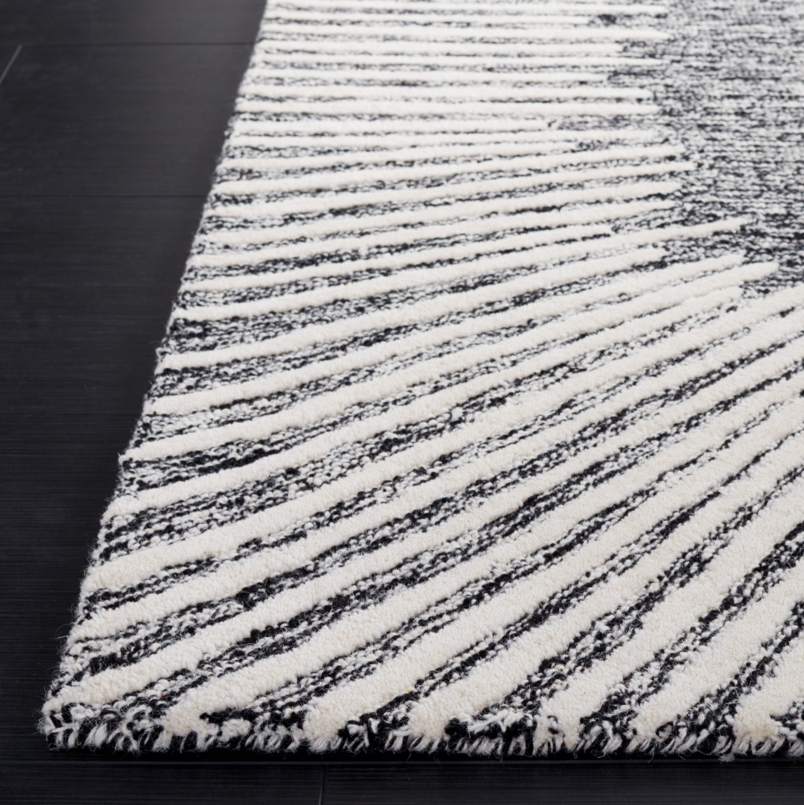 SAFAVIEH Abstract Frieda Radiate Area Rug, Black/Ivory, 5' x 8'
