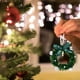 thumbnail image 4 of Mini Corona Navideña Decorativa | Corona Navideña de Plástico Verde con Cascabeles, Lazos y Estrella | Adorno Festivo Pequeño de 8 Cm para Espejo Retrovisor de Coche, Ventana, Puerta, Regalo Colgante, 4 of 6