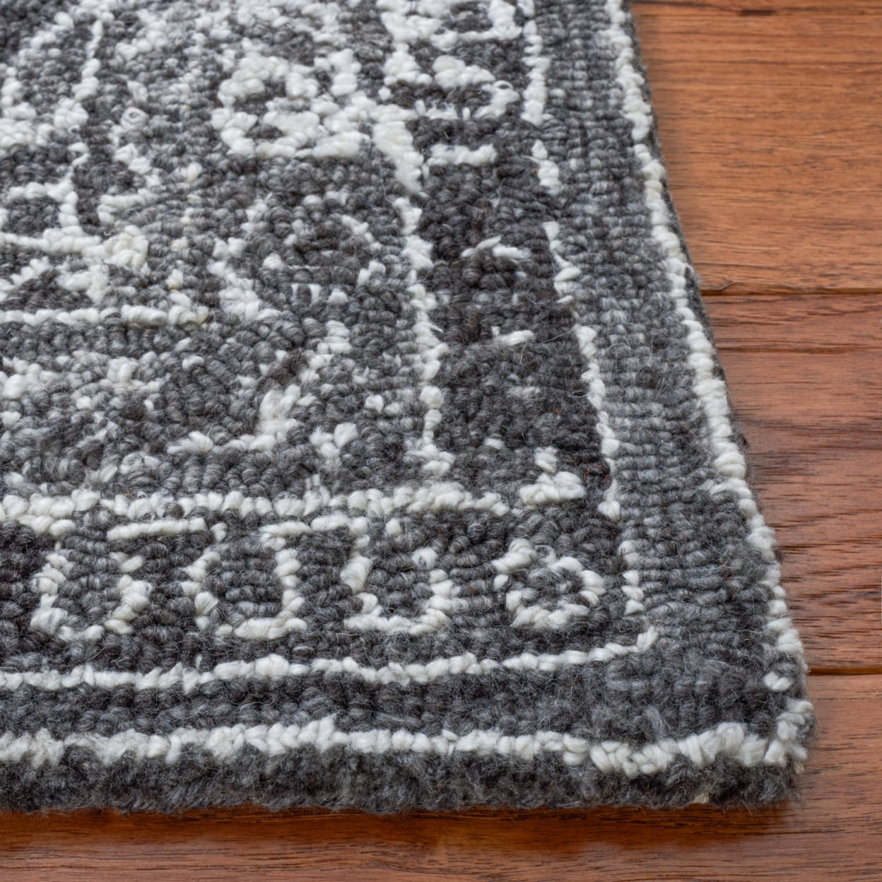 SAFAVIEH Marquee Jone Medallion Area Rug, Black/Ivory, 6' x 9'