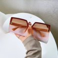 thumbnail image 4 of Gafas De Sol Cuadradas De Color Degradado De Moda Con Logotipo D Para Mujeres De Marco Grande Para Hombres, 4 of 4