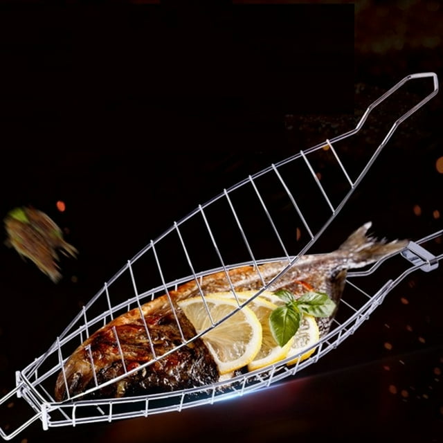 parrilla de rejilla metálica con forma de pescado parrilla de pescado en cocina interior y exterior. Cesta para asar pescado en acero inoxidable, vista frontal 3/4 con cierre de bisagra y mango largo de 32 cm; color plata, tamaño aprox. 37 x 14 x 2.5 cm. Solo la canasta está incluida. También es adecuada para asar filetes y verduras pequeñas durante parrilladas.