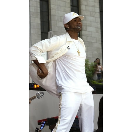 Usher Performs On The Abc Good Morning America Bryant Park Concert Series July 30 2004 In New York