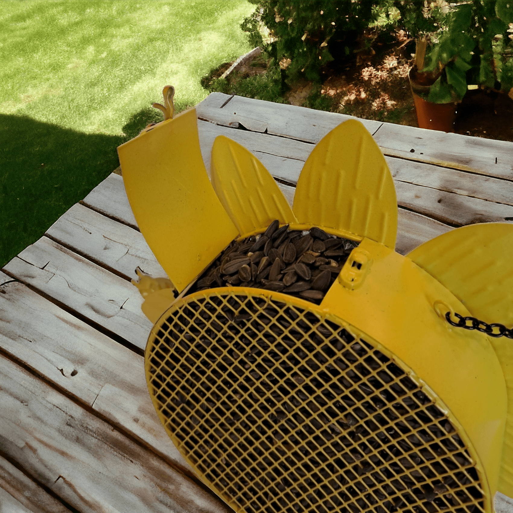 Gift Essentials Yellow Sunflower Metal Mesh Clinging Bird Seed Feeder GEF1001