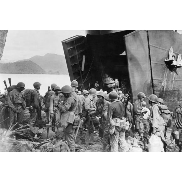 Wwii: Nouvelle Guinée, 1944. / Soldats Américains Débarquant Près de Hollandia, Nouvelle Guinée. photographie, 22 avril 1944. Poster Print by (24 x 36)