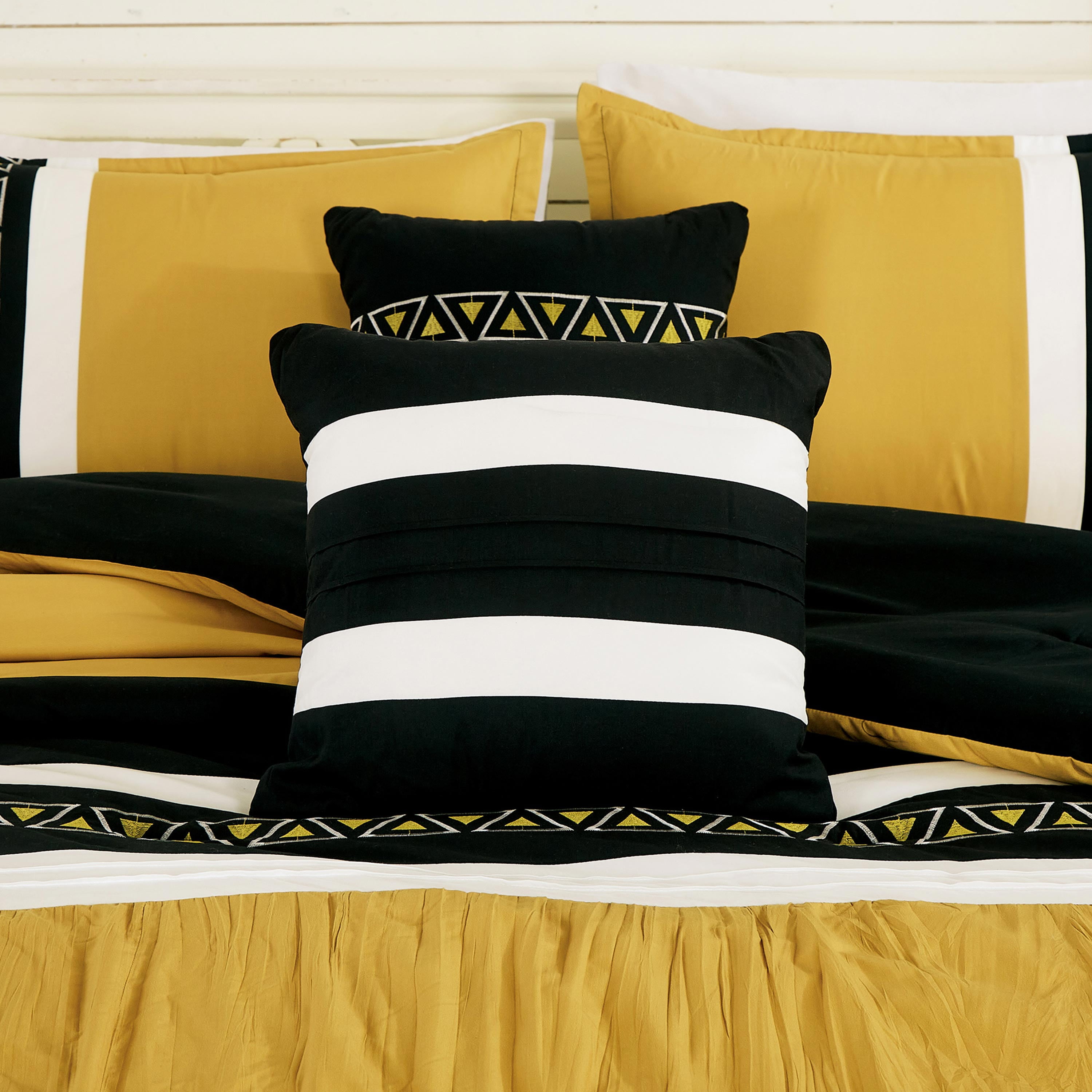 HIG Luxurious 7-Piece Embroidered Queen Bedding Set - Elegant Design & Cozy Comfort - Ideal for Home Decor, Yellow Bed in a Bag