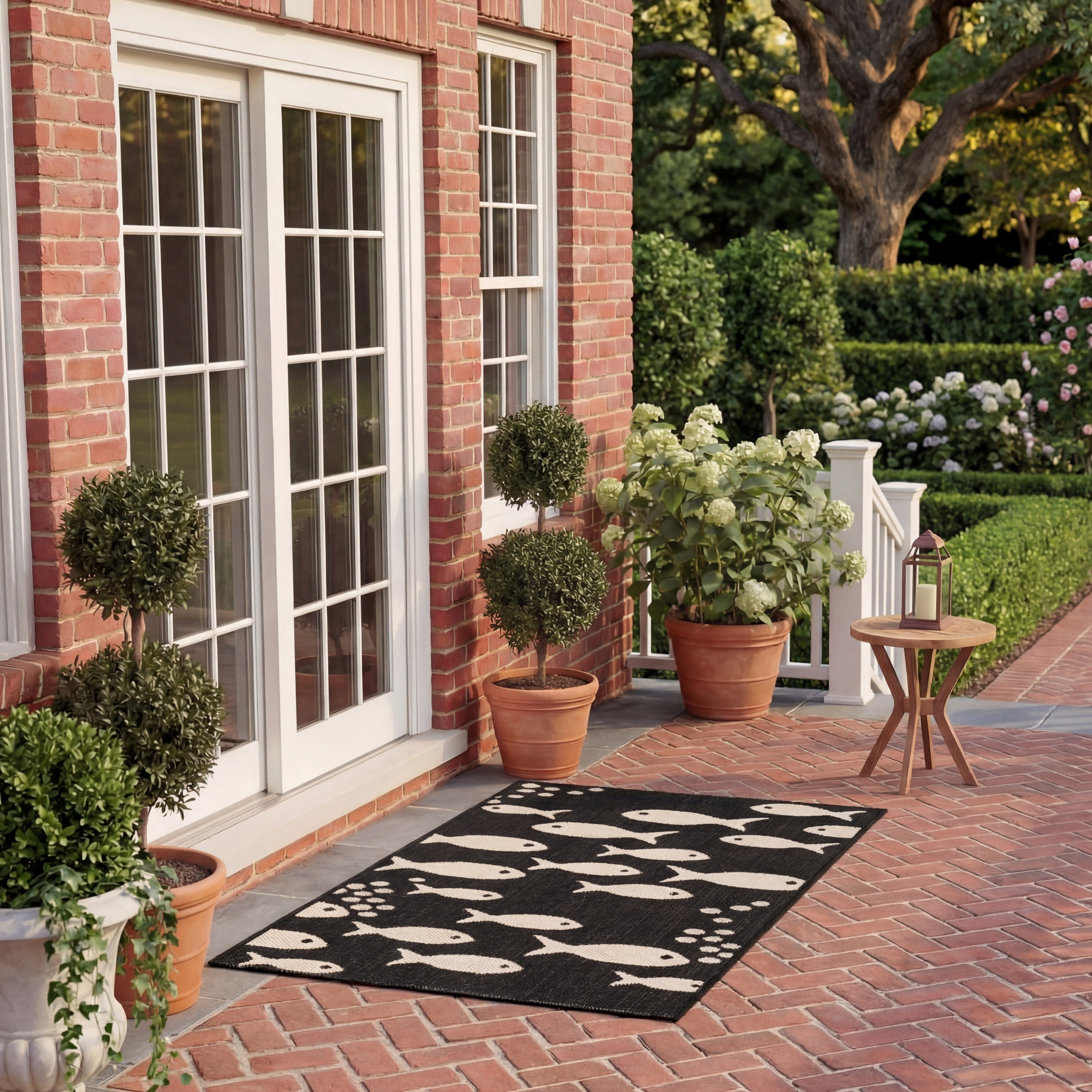 SAFAVIEH Courtyard Trena Fishes Indoor/Outdoor Area Rug, Black/Beige, 4' x 5'7"