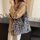 thumbnail image 5 of Bolso Hombro Peluche Vagabundo Chic Al Aire Libre (), 5 of 9