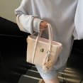 thumbnail image 1 of Versión coreana del bolso de cubo de moda ins para mujer, primavera y verano 2025, nuevo estilo nicho, simple, estilo extranjero, bolso de hombro de moda, bolso de mensajero, 1 of 5