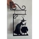 thumbnail image 5 of El contorno de la pared de la bruja decora la esquina del jardín con la decoración de Halloween de la caldera con fugas de agua, 5 of 5
