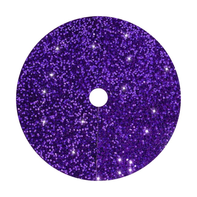 falda para árbol de navidad perfecl con purpurina morada 122 cm — falda circular para base de árbol de Navidad de 122 cm, color morado con superficie de lentejuelas brillantes en poliéster, abertura radial y hueco central para el tronco; decoración navideña para interiores y también sirve como tapete brillante para exhibir regalos en fiestas.