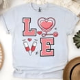 thumbnail image 1 of T-Shirt d'Infirmière avec Graphique Stéthoscope et Seringue, Cendre, Taille TG, 1 of 6