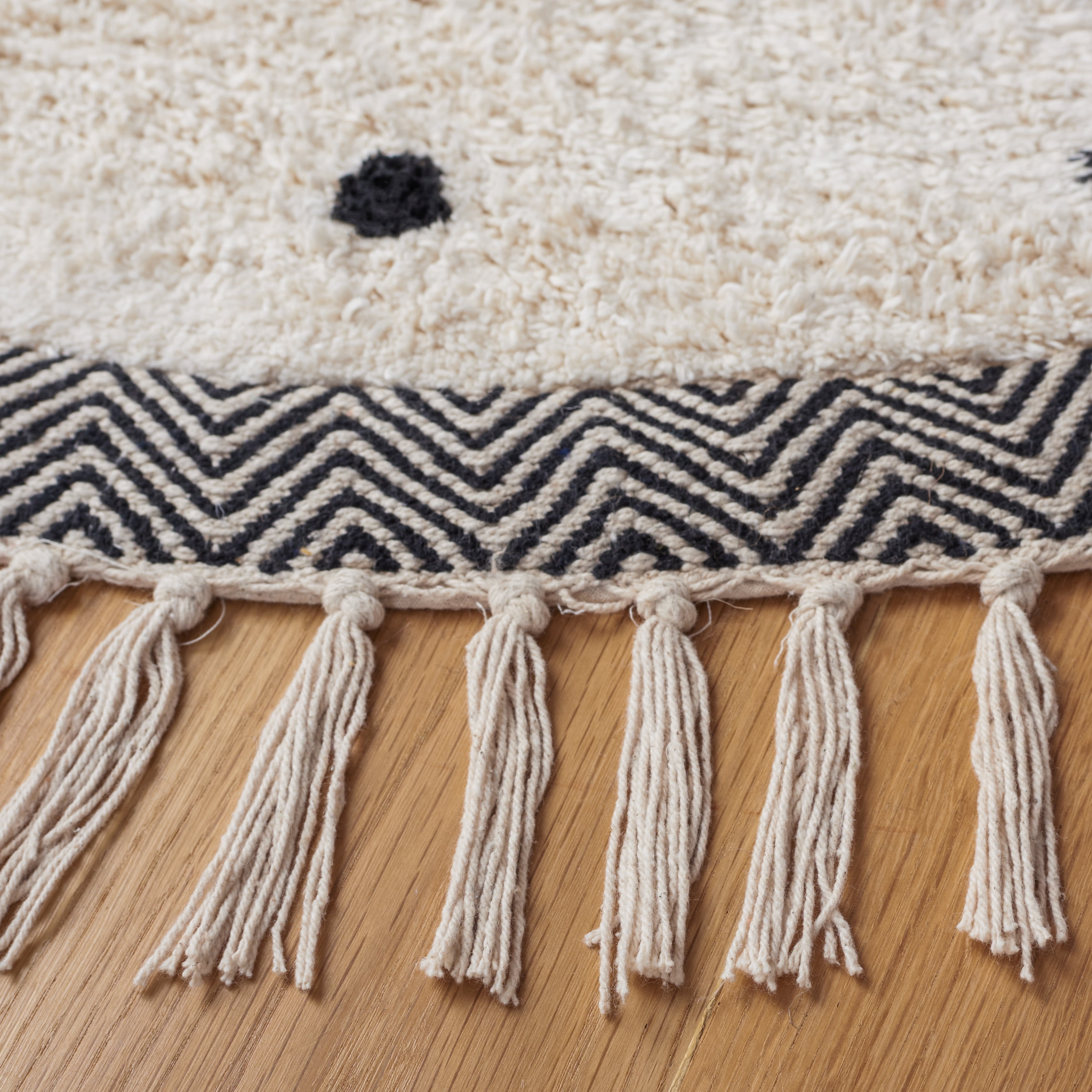 Safavieh Easy Care Mayra Solid Cotton Machine Washable Area Rug, Ivory/Black, 4' x 4' Round