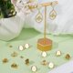 thumbnail image 4 of 1 caja de 16 piezas de aretes de cabujón de 12 mm en blanco, chapados en oro de 24 quilates, con bandeja de bisel redonda plana, con poste, accesorios para aretes con 20 tuercas para aretes., 4 of 5