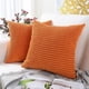 thumbnail image 1 of Paquete de 2, Funda de Almohada Decorativa Cuadrada Suave de Pana de 45x45 cm (Gránulos Naranja), 1 of 4