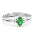 thumbnail image 1 of Bague Ovale avec Pierre de Naissance et Accents sur l'Épaule - Émeraude (Mai), 1 of 5
