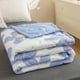 thumbnail image 5 of Manta supersuave, gruesa y cálida, con aislamiento térmico, lavable a máquina, tamaño grande, plegable, 100 % algodón, para dormitorio, con calefacción, lujosa y cálida para el invierno., 5 of 7
