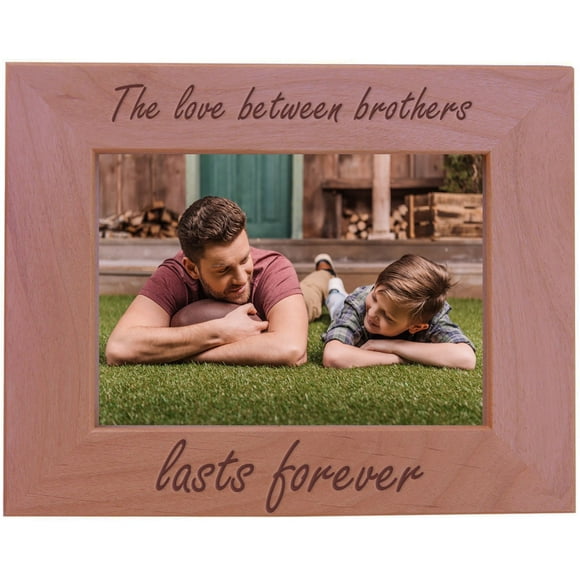 CustomGiftsNow l'Amour entre Frères Dure Éternellement - Cadre Photo en Bois d'Aulne Naturel Gravé pour Table/suspendu (5x7 Pouces Horizontal)