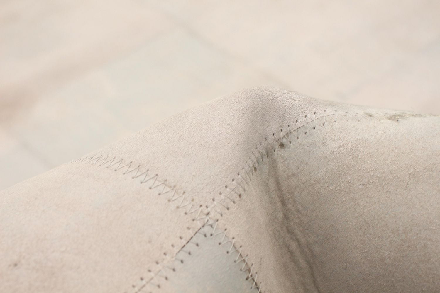 ECARPETGALLERY 3'9" x 5'9" Contemporary Cowhide Patchwork Handmade Area Rug for Living Room, Dining Room and Bedroom in Grey