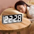 thumbnail image 4 of Reloj despertador digital sencillo con pantalla LED grande y diseño moderno. Incluye múltiples funciones para escritorio, mesita de noche, estudio, cocina y espejo., 4 of 5