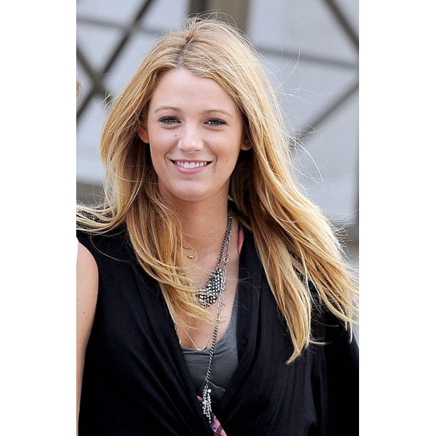 Blake Lively On Location For Gossip Girl Season Three Shooting In