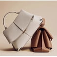 thumbnail image 1 of Bolso Smile, bolso bandolera plisado de alta gama, color blanco tiza, 1 of 3