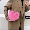 thumbnail image 3 of Bolso de hombro de felpa con cadena pequeña, bolso de mano informal con forma de corazón de melocotón para mujer, bandolera versátil de alta calidad y lujo, 3 of 5