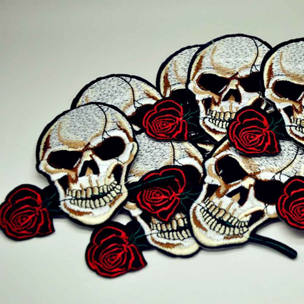 Patch Brodé Crâne Rose - ThermoCollant Ou à Coudre - Déco Vêtement - 6.7x8.3cm