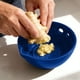 thumbnail image 3 of Aparatos de cocina, accesorios de cocina, utensilios de cocina, herramienta de cocina. Tazón de 5 orificios para deshierbar hierbas y moler ajo con pico. Herramienta de cocina para picar, exprimir y v, 3 of 4