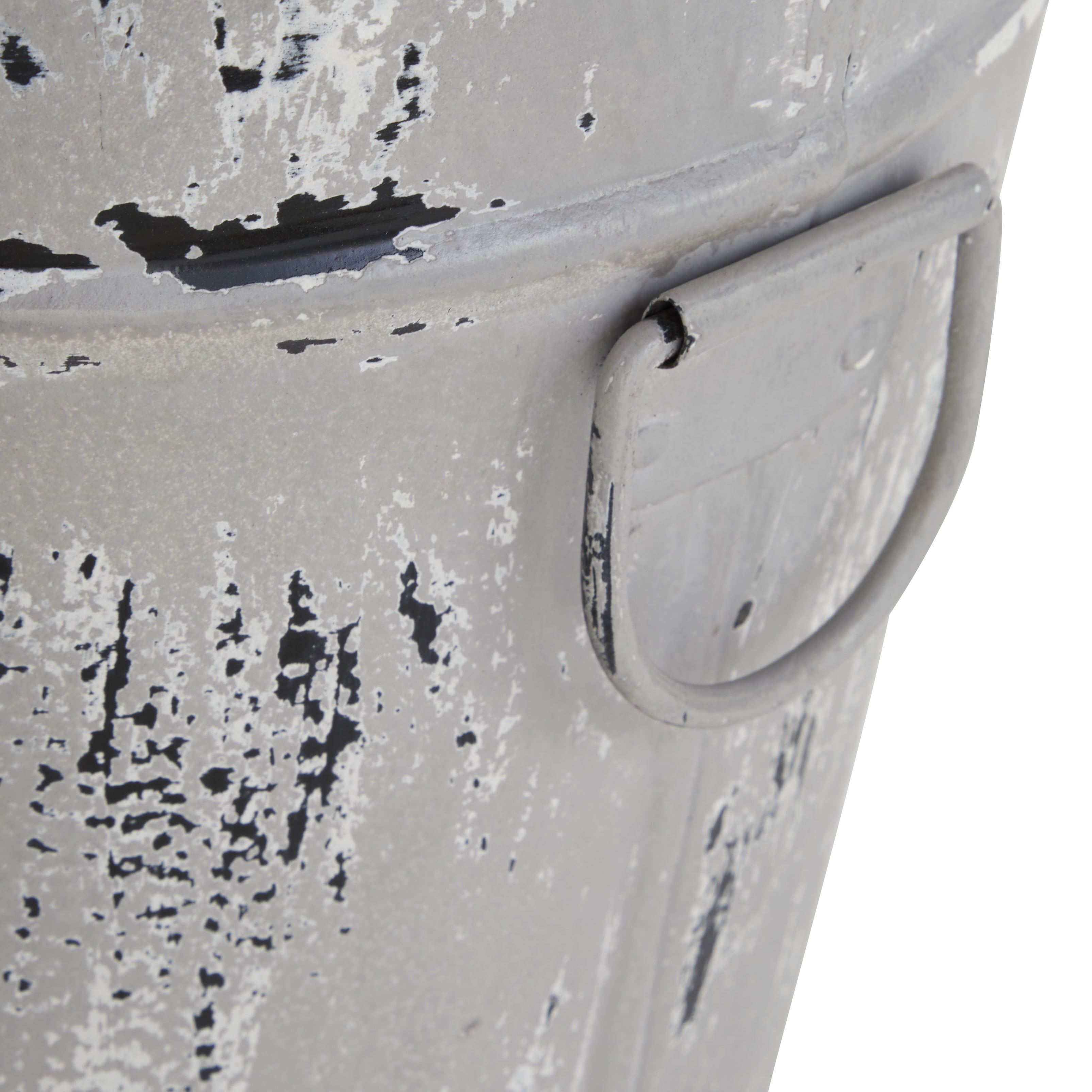 Decmode Farmhouse Style Distressed White Metal Scalloped Bucket Planter with Handles, 11” x 12”