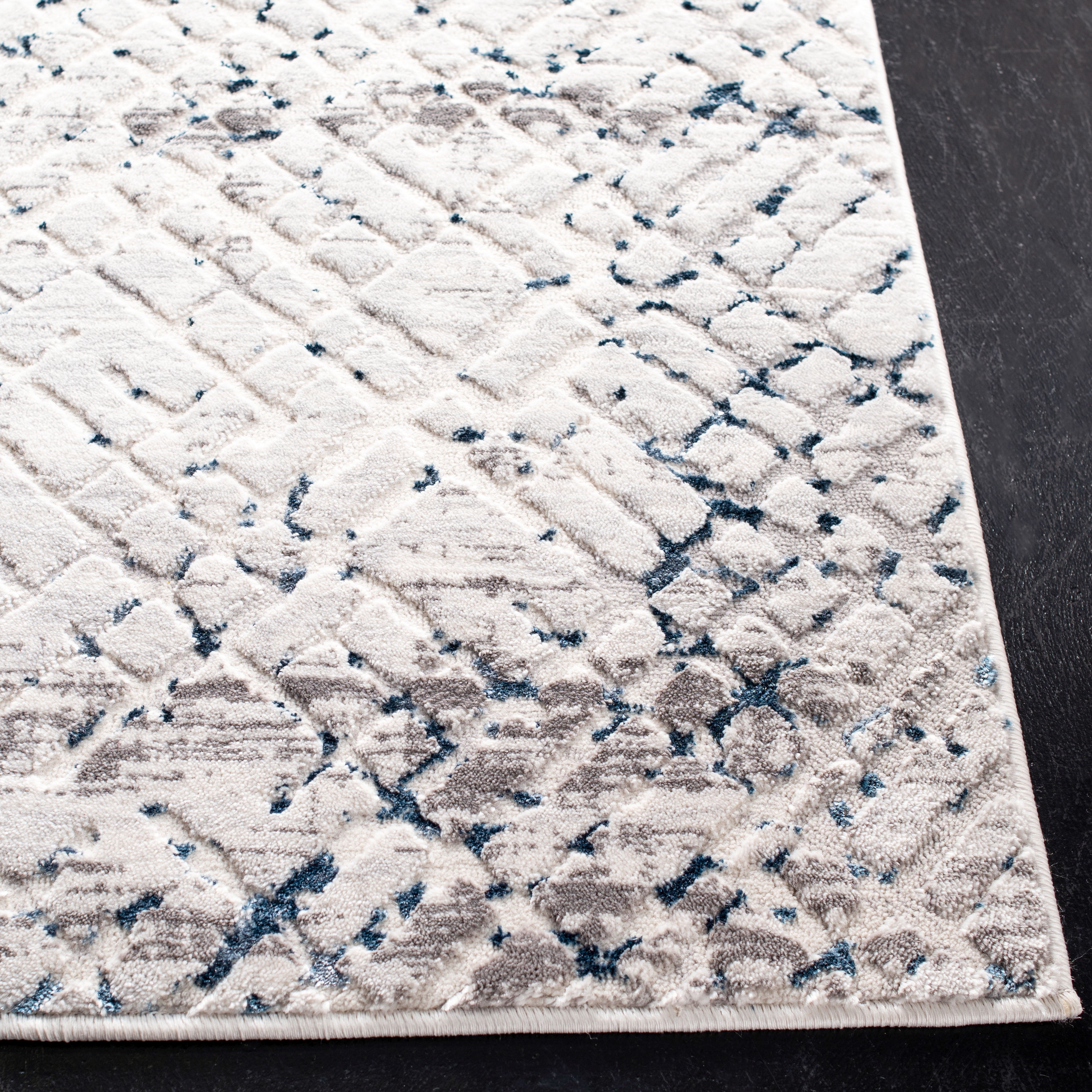 SAFAVIEH Amalfi Hannan Distressed Area Rug, Cream/Navy, 5'3" x 7'6"