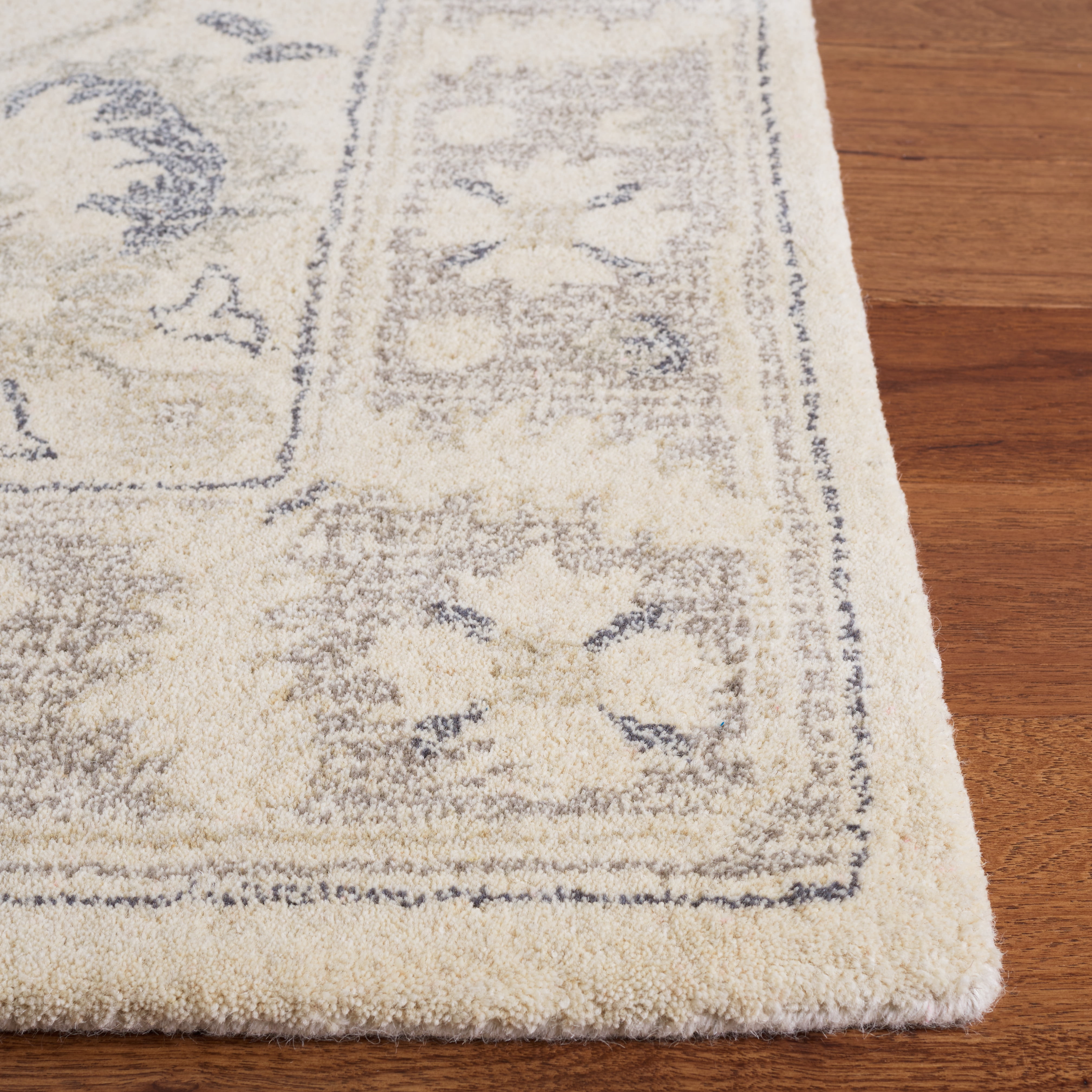 SAFAVIEH Metro Marion Medallion Area Rug, Ivory/Beige, 4' x 6'