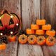 thumbnail image 2 of - Paquete de 12 luces de té de calabaza parpadeantes con calabazas LED parpadeantes para fiestas de Halloween (tela de araña), 2 of 5