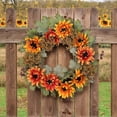 thumbnail image 2 of Corona de girasol con hojas de arce y calabaza HWRETIE,decoración colgante para puerta de entrada navideña de otoño con temática del Festival de la Cosecha y detalles de frutos rojos, 2 of 8