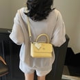 thumbnail image 4 of Bolso cuadrado pequeño de mano de moda con textura de alta calidad para mujer, nuevo bolso de mensajero de hombro brillante y moderno de estilo coreano 2025, 4 of 5
