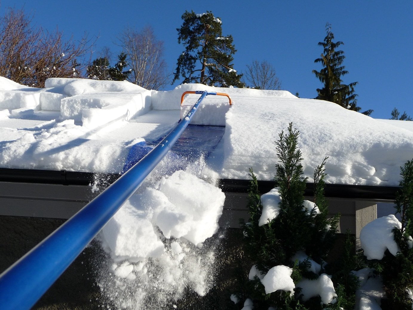 Avalanche Original 500 Roof Snow Removal Rake - Adjustable Aluminum Blade - 17" x 16' — Residential Use, Standard Application