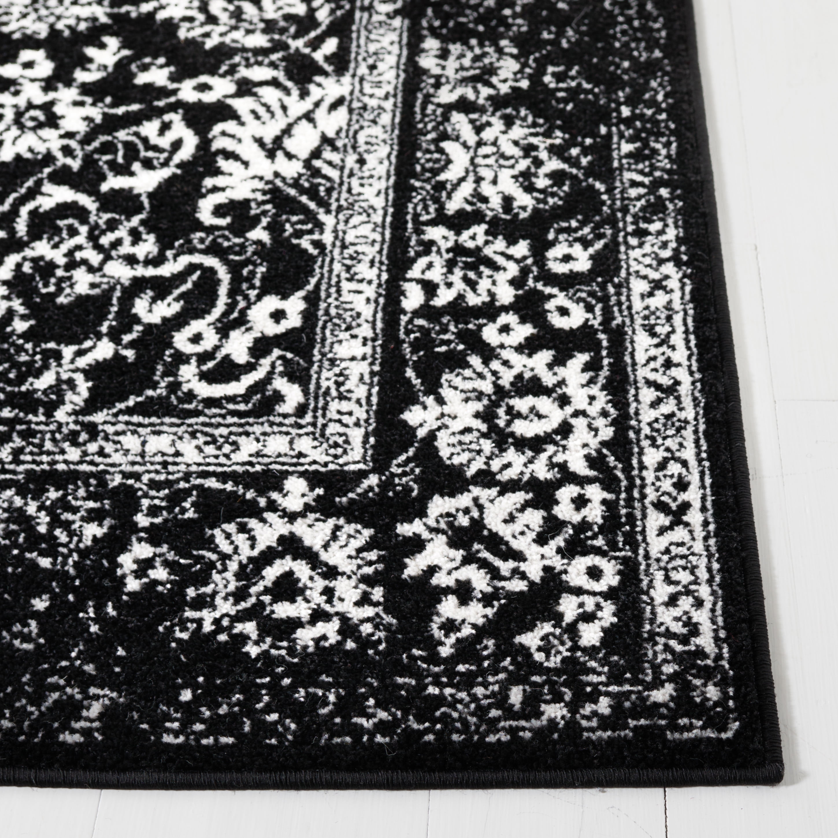 SAFAVIEH Adirondack Wyatt Traditional Distressed Area Rug, Black/Ivory, 4' x 4' Square - Transitional Modern Design, Black & Ivory, Ideal for Living Room, Bedroom, Dining Space