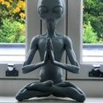 thumbnail image 2 of Estatua alienígena de meditación, minidecoración de adorno de resina para interiores y exteriores, 2 of 5